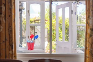 Interior - Central 5 bed/3 bath for 8 (+ cot) free parking - spacious, stylish, comfortable (Whitby)