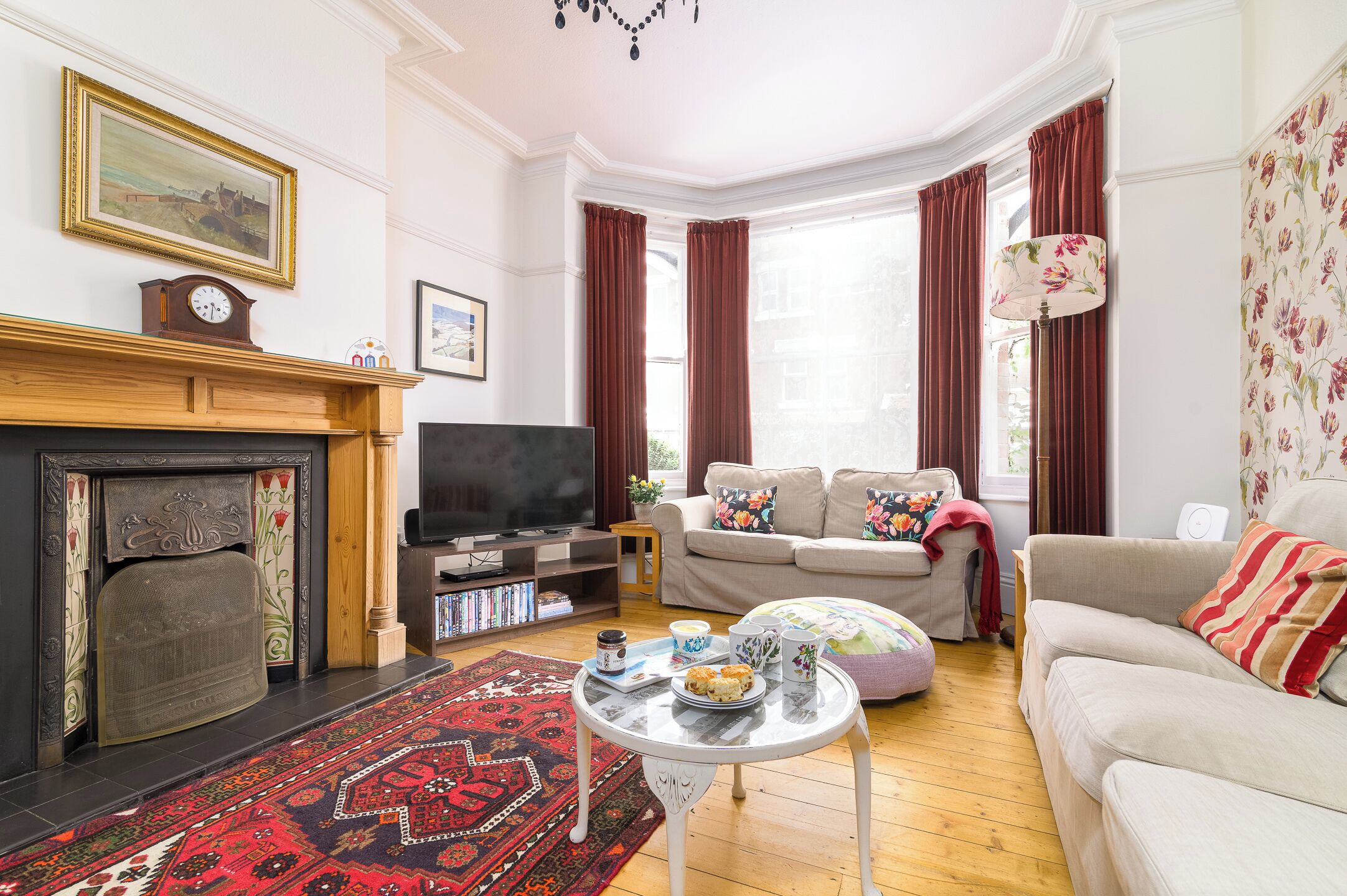 Smart TV, lareira, DVD player, livros