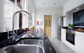 Fridge, microwave, oven, stovetop - Central 5 bed/3 bath for 8, free parking - spacious, stylish, comfortable (Whitby)