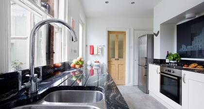 Keski tilava ylellisyyttä ajan talo nukkuu 8 + pinnasänky, 5 makuuhuonetta / 4 kylpyhuonetta, rauhallisella alueella