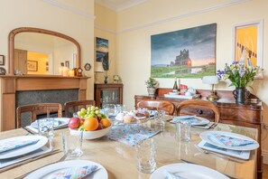 Dining - Central 5 bed/3 bath for 8 (+ cot) free parking - spacious, stylish, comfortable (Whitby)