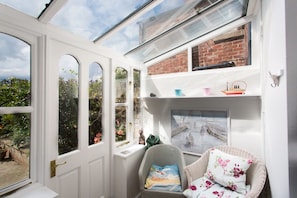 Interior - Central 5 bed/3 bath for 8, free parking - spacious, stylish, comfortable (Whitby)