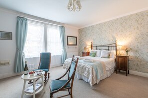 5 bedrooms, desk, iron/ironing board, travel cot - Central 5 bed/3 bath for 8 (+ cot) free parking - spacious, stylish, comfortable (Whitby)