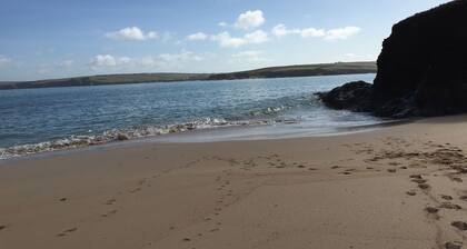 Perfekt für die Erkundung der lokalen 7 Buchten. Gated Drive / Garten. Rabatt am 20. Juli