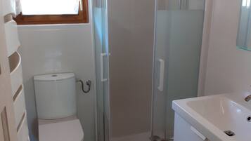 Douche, sĂšche-cheveux, serviettes fournies, papier toilette