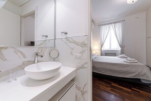 Combined shower/tub, hair dryer, bidet, towels - Saint Peter House Station (Roma)