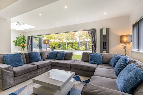 7 Bedroom Contemporary Family Friendly Home Nr Southbourne Beach 