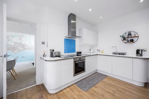 Unclassified image, 4 of 60, button - 7 Bedroom Contemporary Family Friendly Home Nr Southbourne Beach  (Bournemouth)