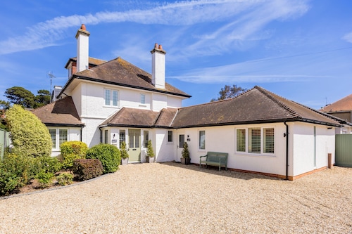 7 Bedroom Contemporary Family Friendly Home Nr Southbourne Beach 