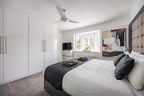 Unclassified image, 3 of 60, button - 7 Bedroom Contemporary Family Friendly Home Nr Southbourne Beach  (Bournemouth)