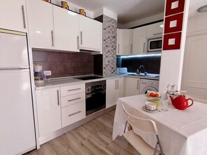 Een koelkast, een microgolfoven, een oven