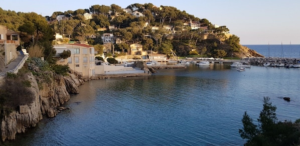 Marina - The creeks, the sea, the hikes and a beautiful apartment with swimming pool. (Ensuès-La-Redonne)