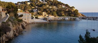 Les calanques, la mer, les randonnées et un bel appartement avec piscine.