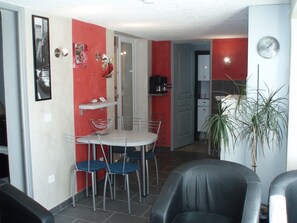 Dining - The creeks, the sea, the hikes and a beautiful apartment with swimming pool. (Ensuès-La-Redonne)