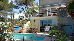 Outdoor pool - The creeks, the sea, the hikes and a beautiful apartment with swimming pool. (Ensuès-La-Redonne)