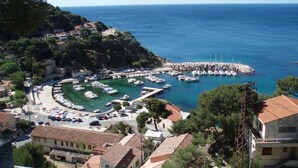 A coastal town with a marina, houses with red-tiled roofs, and a clear view of the sea. - The creeks, the sea, the hikes and a beautiful apartment with swimming pool. (Ensuès-La-Redonne)