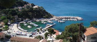 Los arroyos, el mar, las caminatas y un hermoso apartamento con piscina.