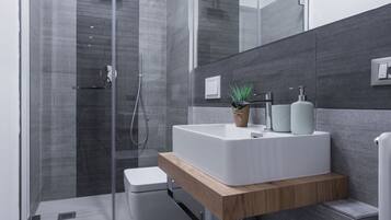 Douche, sĂšche-cheveux, bidet, serviettes fournies