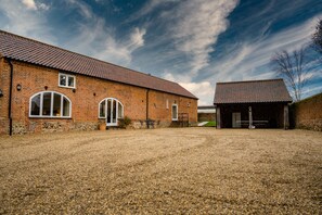 Exterior - Spacious converted barn in North Norfolk with private hot tub & close to beaches (Thurgarton)