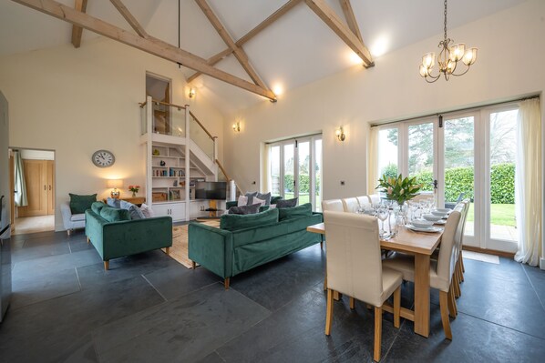 Interior - Spacious converted barn in North Norfolk with private hot tub & close to beaches (Thurgarton)