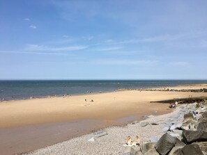 Beach - Spacious converted barn in North Norfolk with private hot tub & close to beaches (Thurgarton)