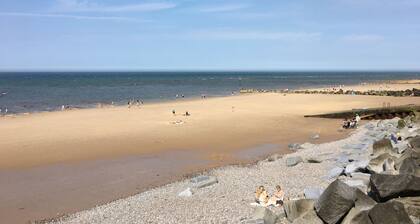 Spacious converted barn in North Norfolk with private hot tub & close to beaches