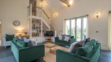 Una Smart TV, una chimenea, un reproductor de DVD