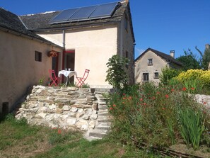 Outdoor dining - The Lily Féliz, a pretty village house between Rodez and Albi (Centrès)