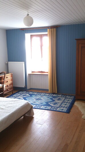 3 bedrooms, desk, iron/ironing board, travel cot - The Lily Féliz, a pretty village house between Rodez and Albi (Centrès)