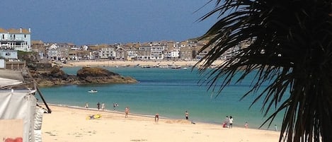 Una spiaggia nelle vicinanze