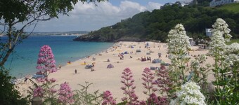 Apartamento con personalidad, vistas al mar en primera línea, balcón cubierto, estacionamiento, 2 baños
