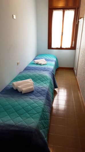 2 chambres, coffres-forts dans les chambres, fer et planche Ă repasser