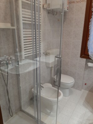 Dusche, Haartrockner, Bidet, Handtücher