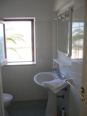 Shower, hair dryer, towels, soap - Alcamo Marina: House / Villa - Alcamo (Alcamo Marina)