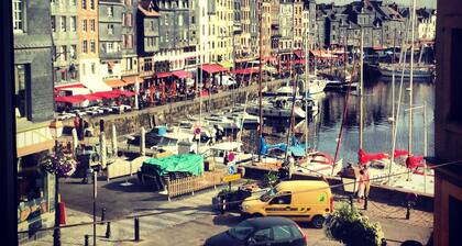 Zentral gelegene, renovierte moderne Wohnung mit Blick auf den historischen Hafen