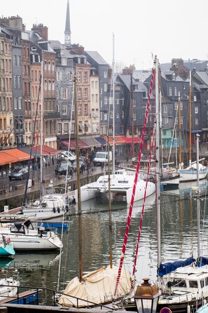 Marina - Centrally located, refurbished modern flat with views over the historic port (Honfleur)