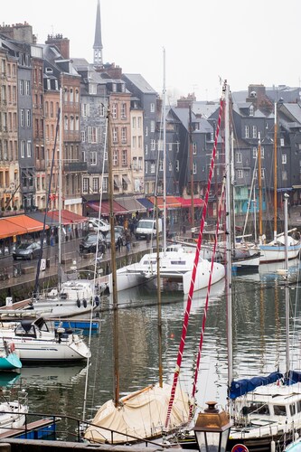 Centrally located, refurbished modern flat with views over the historic port