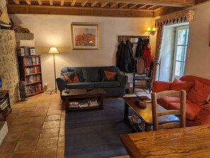 Tv, eldstad, dvd-spelare och böcker