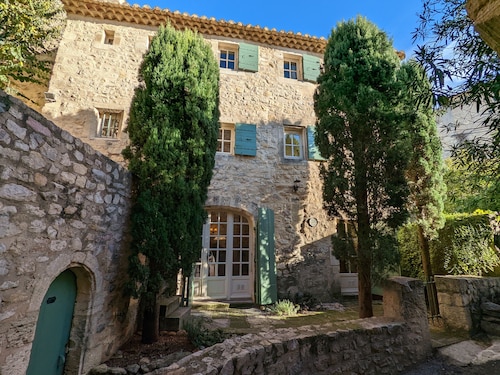 A Provencal village house near of shops and restaurants with Air Con Bedrooms