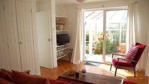 TV, DVD-spiller, bøker og filmbibliotek