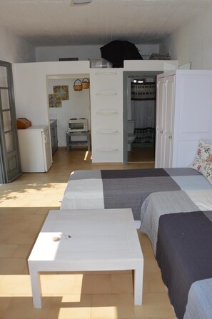 Escritorio, tabla de planchar con plancha, wifi gratis y ropa de cama 