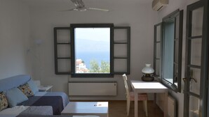 Una camera da letto con due letti, una scrivania e una sedia.