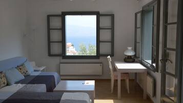 Escritorio, tabla de planchar con plancha, wifi gratis y ropa de cama