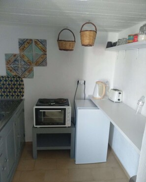 Fridge, oven, stovetop, coffee/tea maker