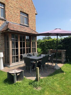 Outdoor dining - Particularly located, rural house with character near Bruges. Animal friendly. (Zedelgem)