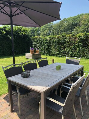 Outdoor dining - Particularly located, rural house with character near Bruges. Animal friendly. (Zedelgem)