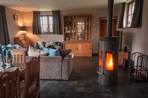 スマートテレビ、暖炉、DVD プレーヤー、卓球台