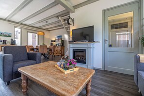 Smart TV, fireplace, books, stereo