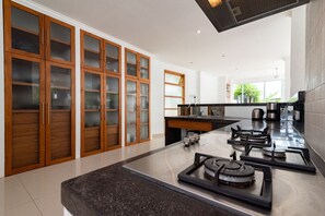 Fridge, microwave, stovetop, coffee/tea maker - Villa Lovina-beach 2, luxury 5 * villa, staff, beachfront, pool, free boattrip (Dencarik)