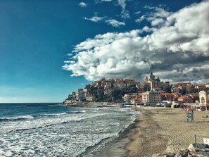 Une ville côtière avec des bâtiments construits sur une colline surplombant la mer.